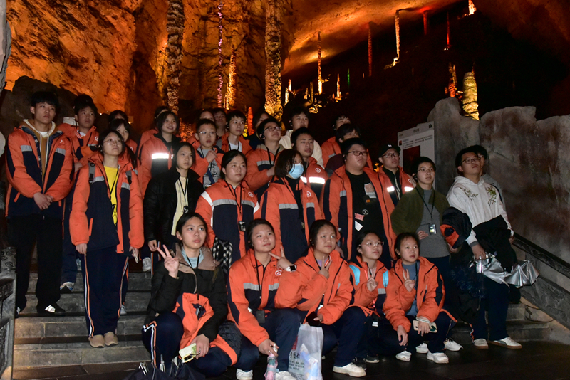 地質(zhì)奇觀與非遺共繪成長畫卷，黃龍洞景區(qū)迎來冬季研學游熱潮